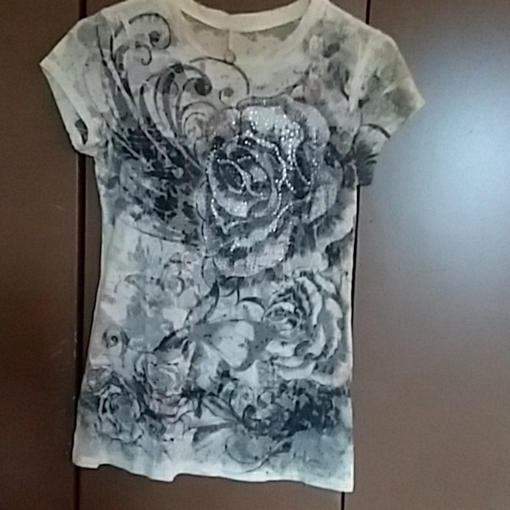 white n black shirt w beaded rose